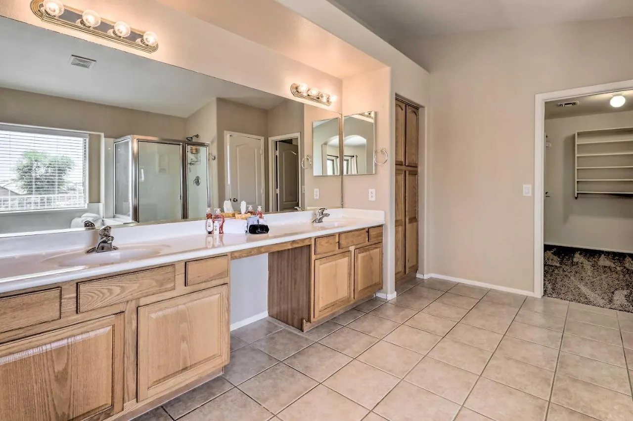 Avondale Abode Pool, Lake Views And On-Site Fishing